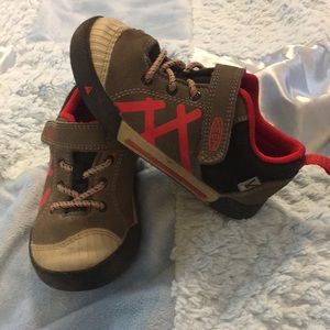 Boys keen sneakers size 9